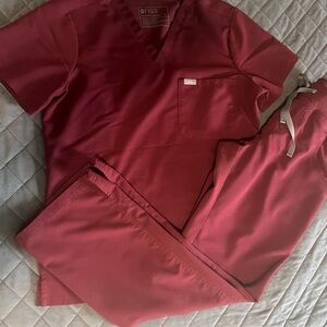 FIGS Scrub Set in Burgundy Size:M top&bottom